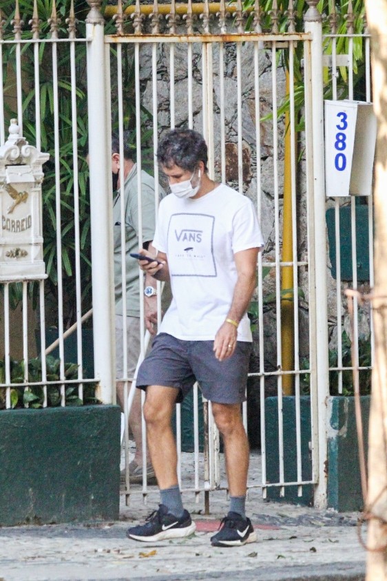 Eriberto Leão checa o celular durante caminhada no Rio (Foto: JC Pereira/AgNews)