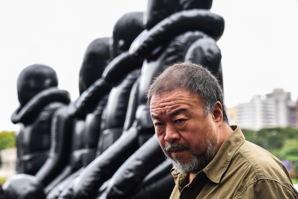 Ai Weiwei supervisiona a montagem da instalaÃ§Ã£o Law of the Journey (Prototype B), no Parque do Ibirapuera, em SÃ£o Paulo â€” Foto: Nelson Almeida/AFP