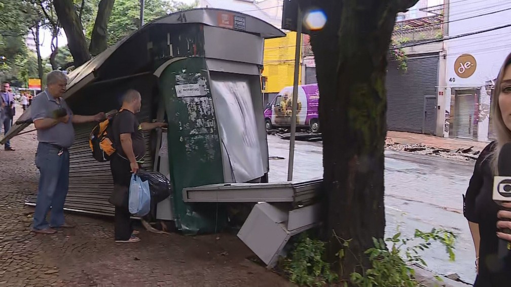 Banca de jornal ficou retorcida no bairro Lourdes, na Região Centro-Sul de BH  após o temporal da terça-feira (28) — Foto: Reprodução/TV Globo 