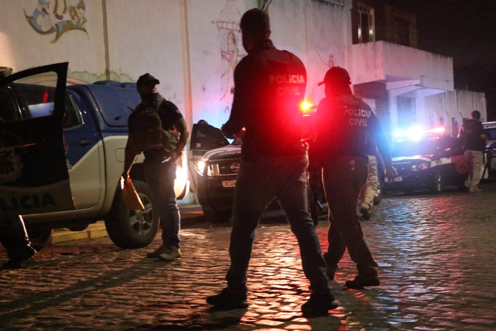 Polícia cumpre mandados em operação contra grupo que ameaçou prefeita de Cachoeira — Foto: Alberto Maraux/SSP-BA
