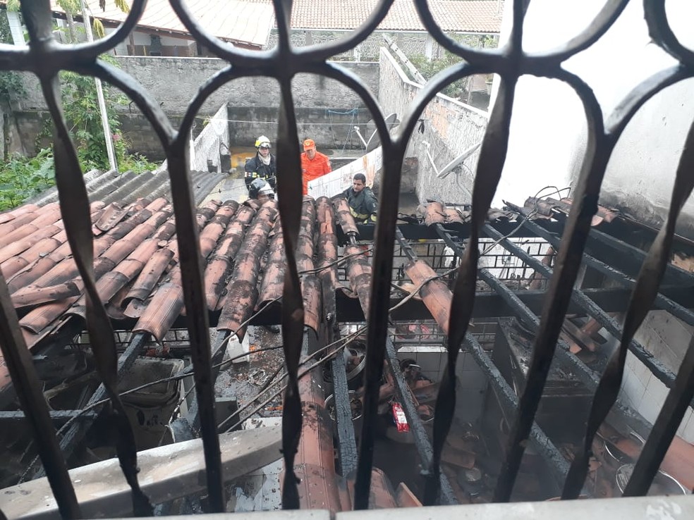 Chamas atingiram o telhado e destruíram parte do prédio — Foto: Corpo de Bombeiros / Divulgação
