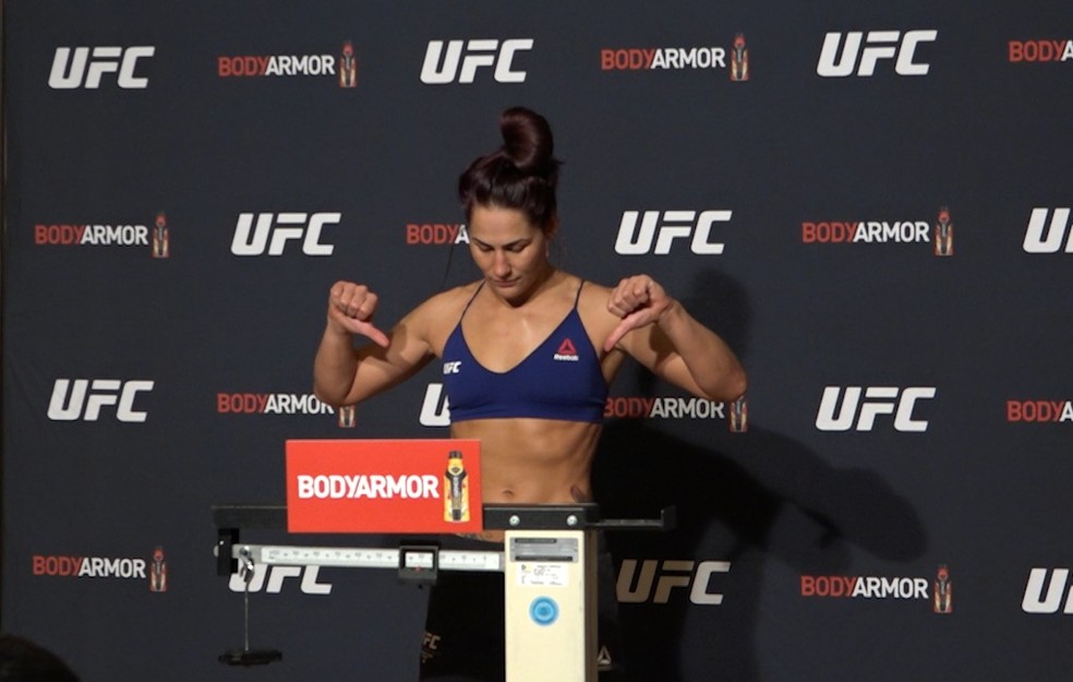 Jessica Eye não escondeu o desapontamento por não bater o peso na pesagem do UFC 245 — Foto: Evelyn Rodrigues