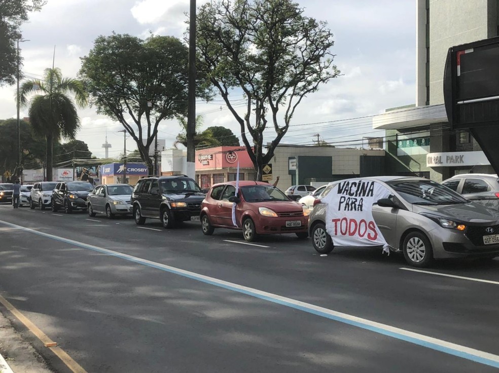 Resultado de imagem para Manifestantes fazem carreatas contra Bolsonaro: 'Não é a mesma coisa'. VEJA