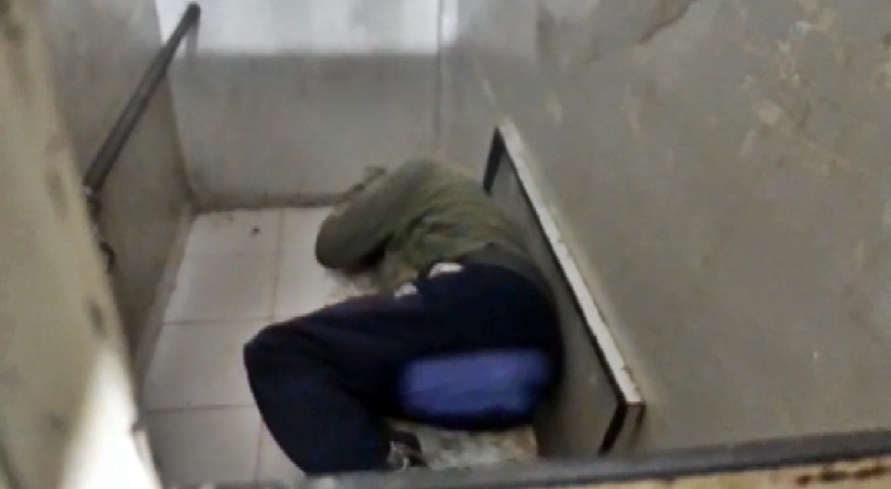 Jovem está preso em delegacia aguardando transferência para presídio em Lavras (Foto: Reprodução EPTV)