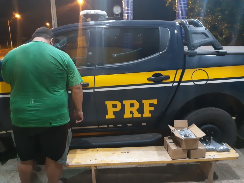  Motorista que transportava o material ilegal foi encaminhado para a Delegacia de Polícia Civil em Estreito — Foto: Divulgação/Polícia Rodoviária Federal