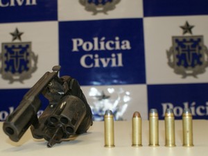 Arma encontrada com o suspeito (Foto: Divulgação/Polícia Civil)