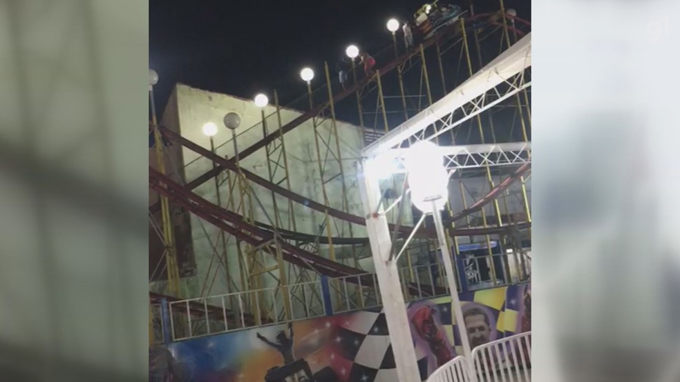 Carrinho de montanha-russa quebra e ocupantes são retirados pela rampa de acesso em Itanhaém — Foto: Rebeca Nascimento