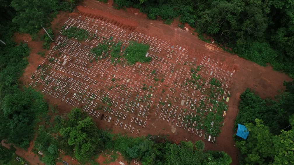 Covas de Covid-19 no cemitério Santo Antônio, em Porto Velho — Foto: Armando Júnior