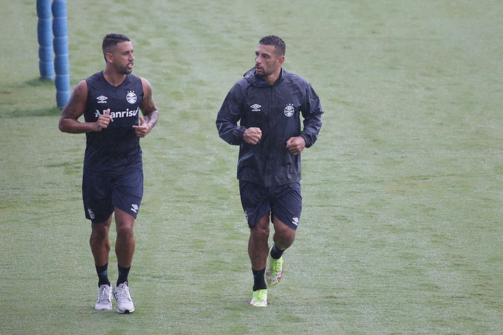 Diego Souza corre ao lado de Michel em treino do Grêmio — Foto: Eduardo Moura