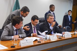 Deputados Andrés Sanchez, Sérgio Petecão e Otávio Leite participam da reunião da MP do futebol (Foto: Ana Volpe / Agência Senado)