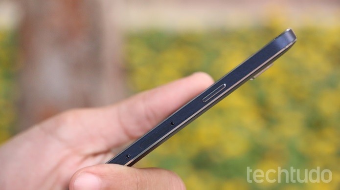 Samsung Galaxy A3 tem corpo fino, com de 6,9 mm de espessura (Foto: Lucas Mendes/TechTudo)