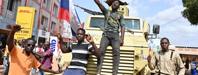 Manifestantes protestam contra a França e a Comunidade Econômica dos Estados da África Ocidental (CEDEAO), que chegaram a Ouagadougou, em missão de apuração de fatos após o segundo golpe do país em menos de nove meses em Burkina Faso — Foto: ISSOUF SANOGO/AFP