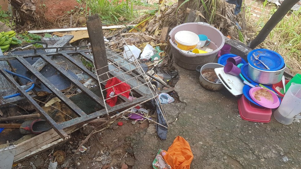 Sujeira e pratos de comida foram encontrados na casa onde estavam as crianÃ§as, segundo o Conselho Tutelar de Peixinhos, em Olinda â Foto: Eurico Guedes/ DivulgaÃ§Ã£o 