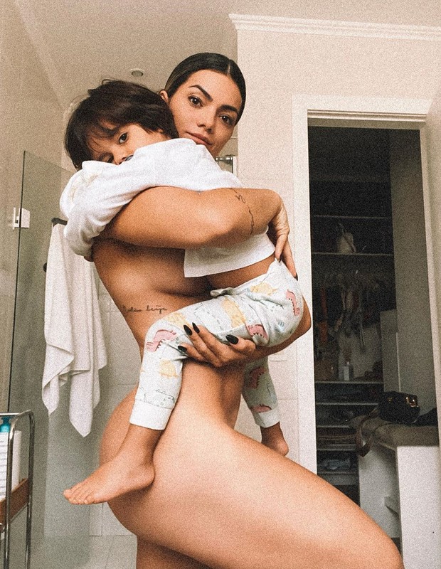 Kelly Key posa nua com o filho Artur (Foto: Reprodução do Instagram)