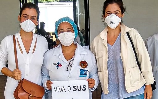 Renata Vasconcellos e irmã gêmea são vacinadas no Rio
