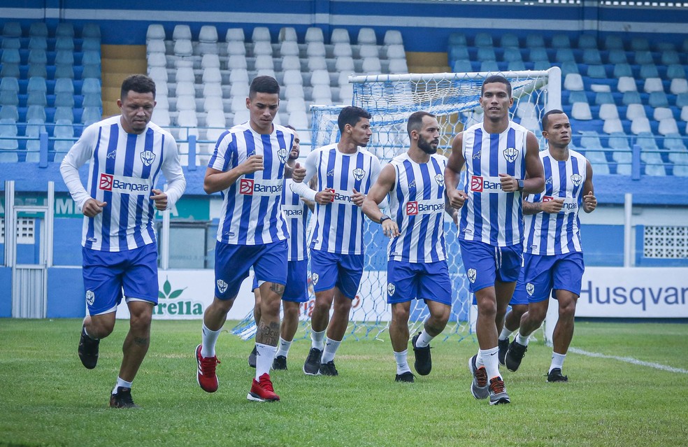 Jogadores do Paysandu aquecendo antes do treino — Foto: Jorge Luiz/Paysandu