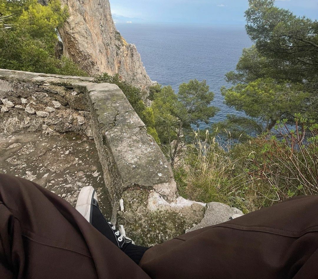 Shawn Mendesmedita em Capri, na Itália (Foto: Reprodução / Instagram )