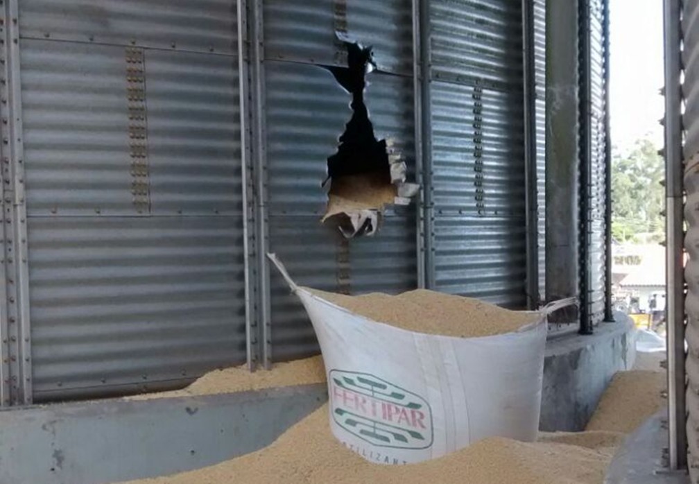 Trabalhadores foram soterrados em silo de soja em Paranapanema (Foto: Divulgação/Corpo de Bombeiros)