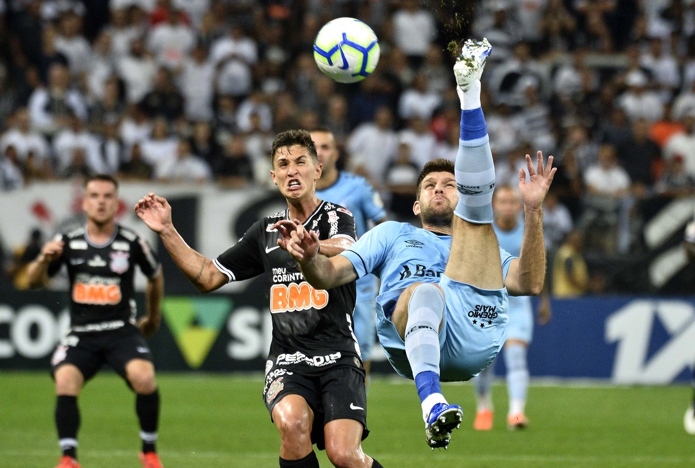 Com dores na região lombar, Kannemann fará exame e vira preocupação no Grêmio