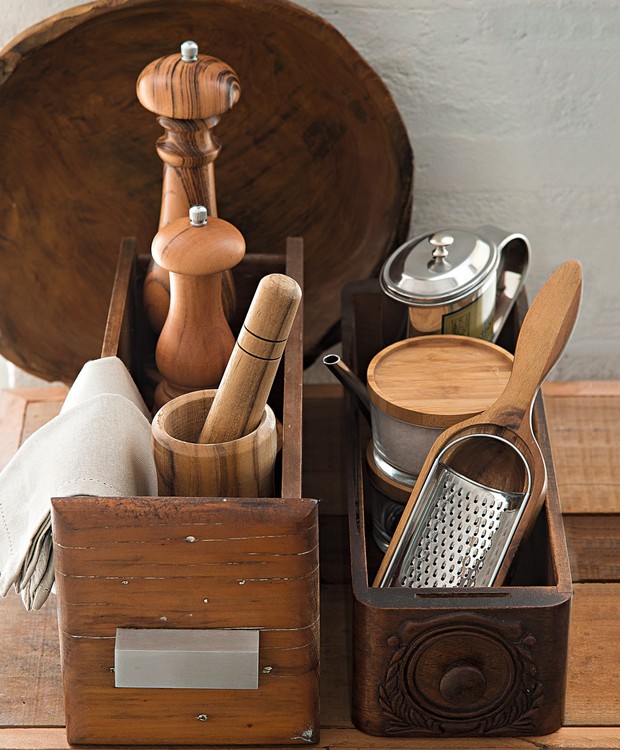 As gavetas do móvel antigo e da máquina de costura ajudam a organizar os utensílios de cozinha. Peças nas gavetas Tok & Stok, travessa ao fundo Ideia Única (Foto: Cacá Bratke / Editora Globo)