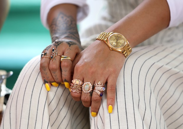 Detalhe dos anéis de Rihanna  (Foto: Getty Images)