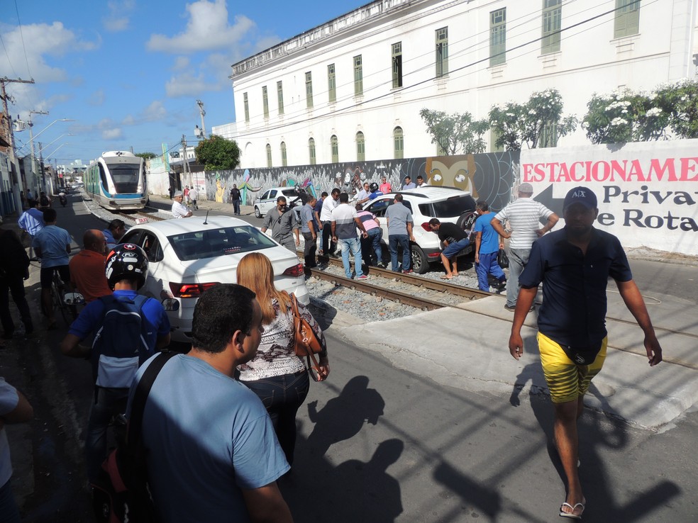 Maquinista do VLT conseguiu frear a composição a poucos metros do veículo, evitando um acidente ainda maior (Foto: Marcos Aurélio/COMAK CBTU)