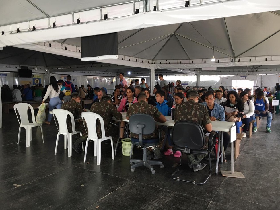 Imigrantes sÃ£o atendidos em posto de triagem em Pacaraima, na fronteira com a Venezuela â€” Foto: Emily Costa/G1 RR