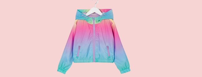 Com um visual de "capa de chuva", a jaqueta tem capuz, bolsos frontais e fechamento por zíper | lojasrenner.com.br | R$159,90 | Tamanhos do 5 ao 14