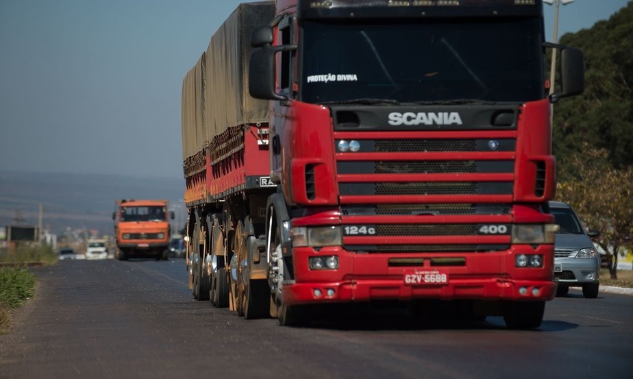 Caminhões trafegam pela BR-040. Interdição da rodovia será punida com multa, de acordo com decisão judicial