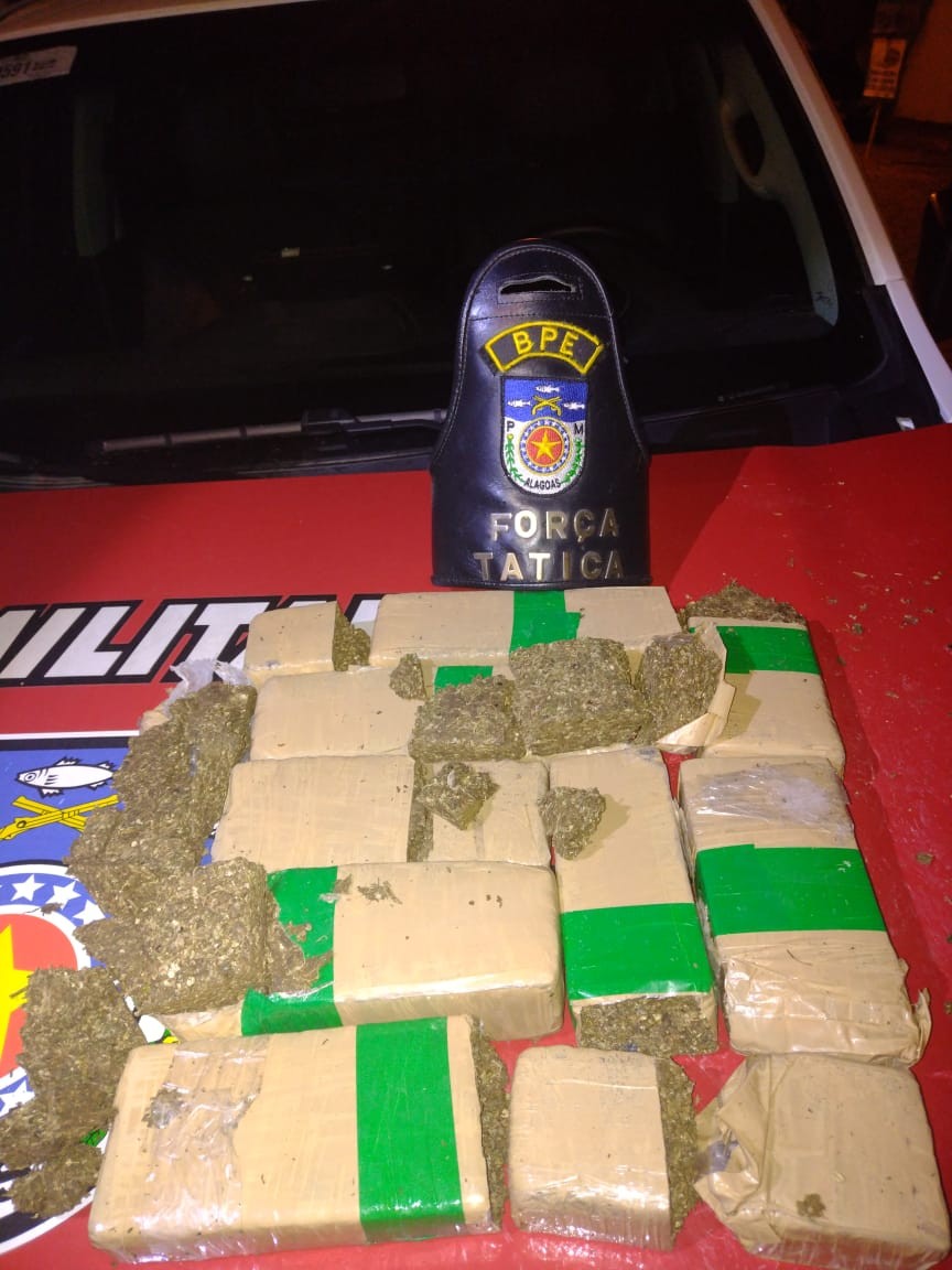 Polícia Militar apreende mais de 4 kg de maconha no bairro do Feitosa, em Maceió