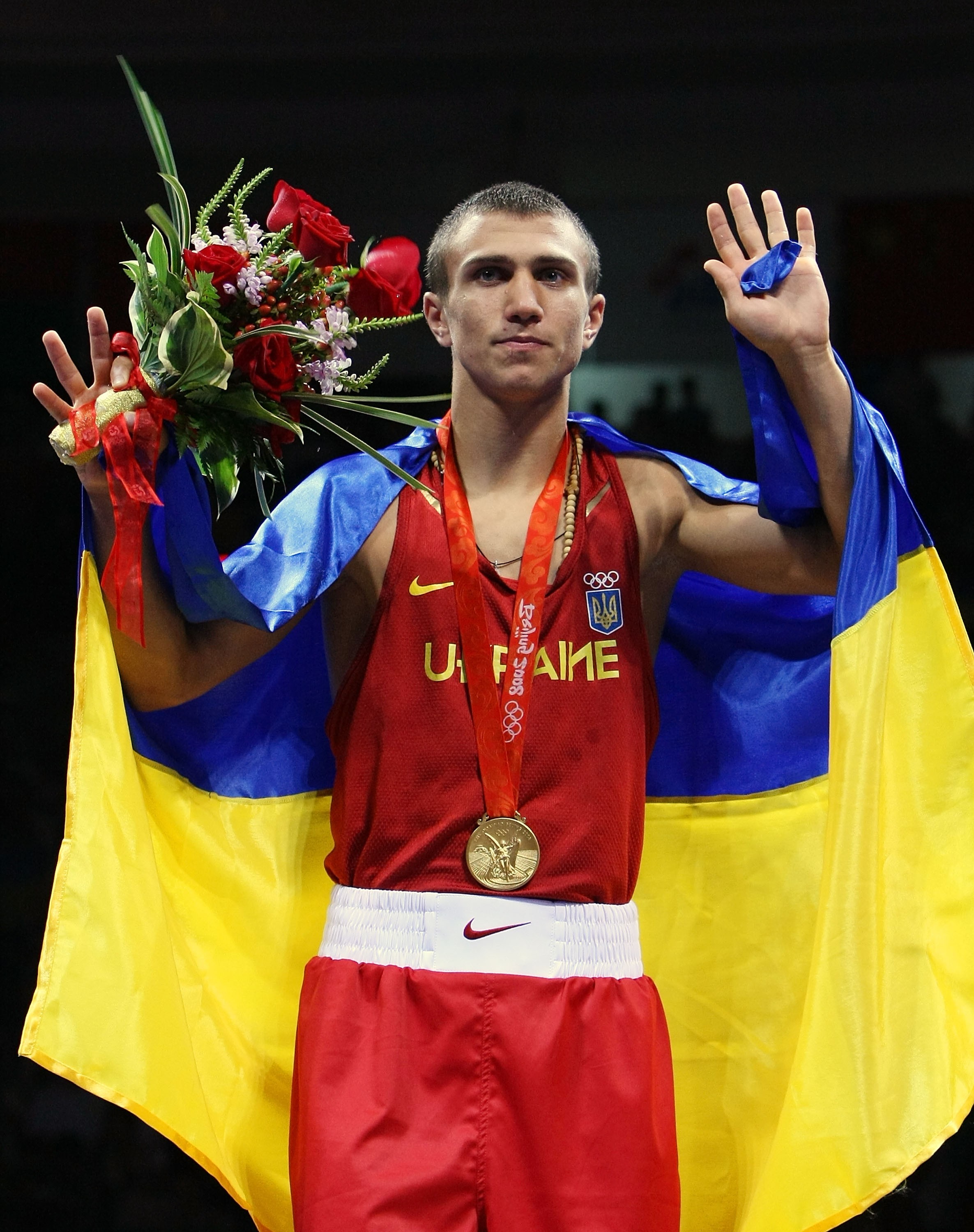 Vasiliy Lomachenko com a bandeira da Ucrânia ao receber a medalha de ouro nas Olimpíadas de Pequim, em 2008 (Foto: Getty Images)