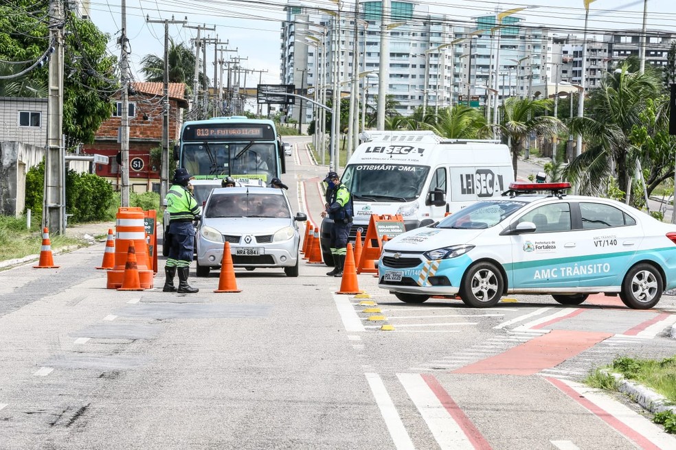 Blitz na Praia do Futuro, em Fortaleza, orienta população sobre lockdown — Foto: Camila Lima/SVM