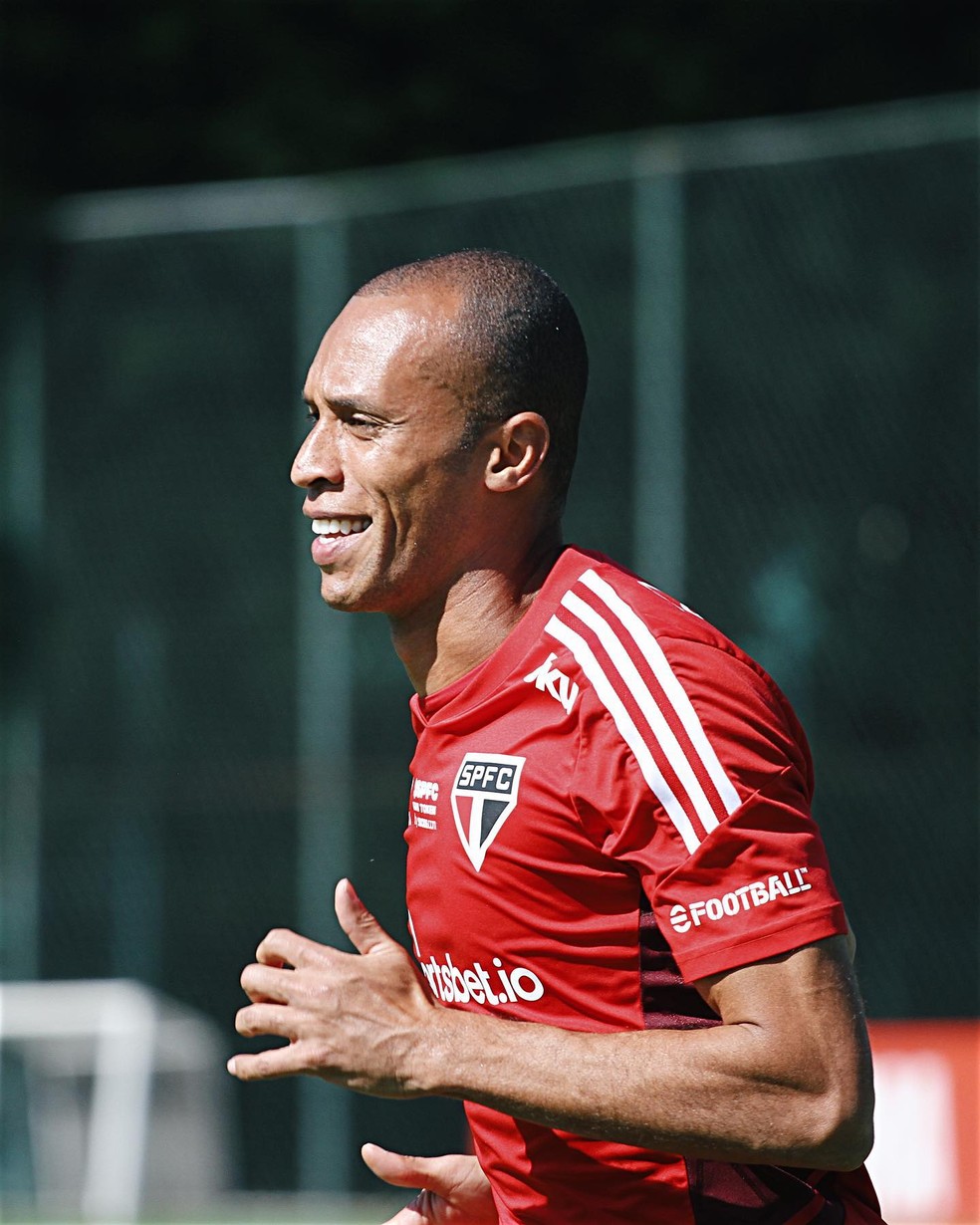 Miranda deve ser desfalque contra o Flu — Foto: Rubens Chiri / saopaulofc.net