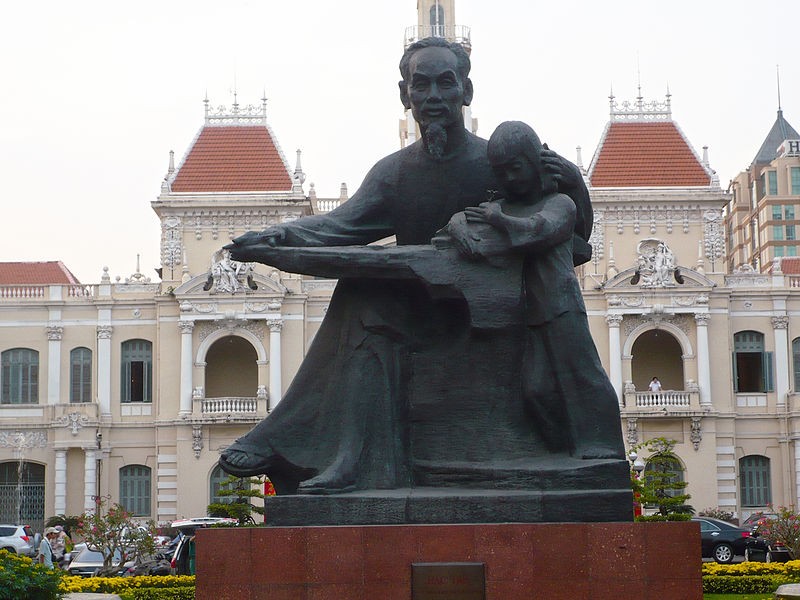 Estátua de Ho Chi Minh na prefeitura da cidade de Ho Chi Minh, no Vietnã (Foto: Prenn/Wikipedia Commons)