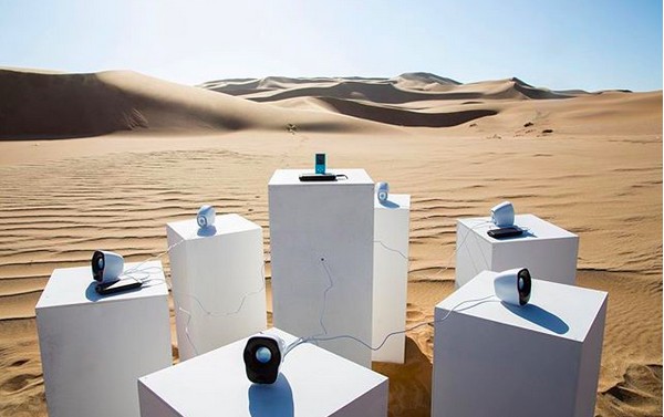 A instalação do artista Max Siedentopf no Deserto da Namíbia em homenagem à canção Adrica da banda Toto (Foto: Instagram)