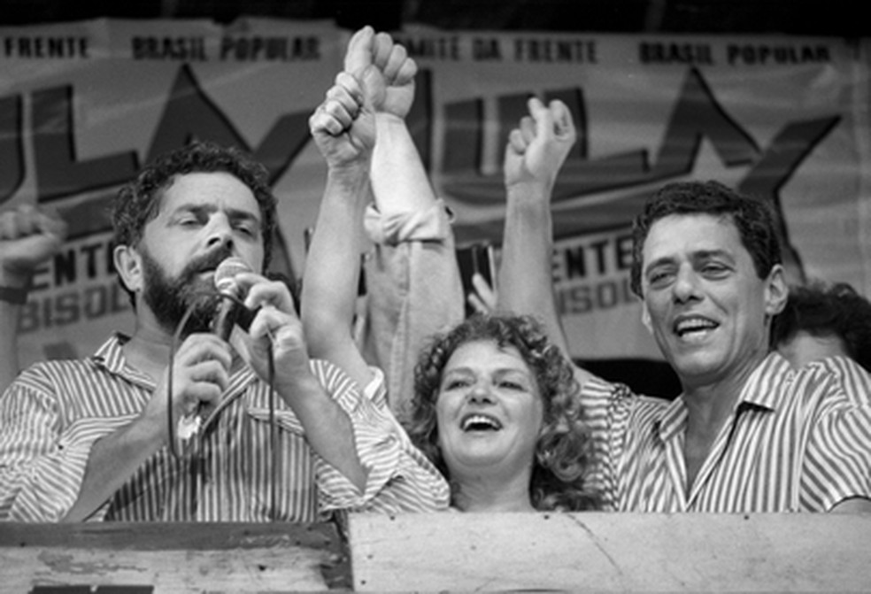 Lula, a ent�o esposa Marisa e Chico Buarque durante com�cio no Rio de Janeiro � Foto: Julio Cesar Guimar�es