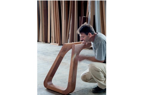 Estrutura do pé da mesa Yara, de madeira cumaru, design Jayme Bernardo