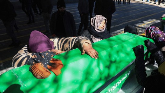 Turquia faz enterros coletivos para as vítimas do terremoto; fotos