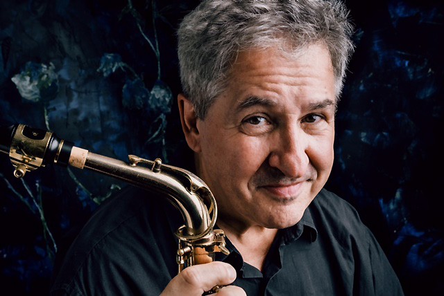 Saxofonista Idriss Boudrioua lança disco em que toca temas de Michel Legrand em tom jazzístico