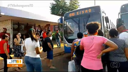 Superlotação de ônibus do transporte público gera protesto na Aureny III