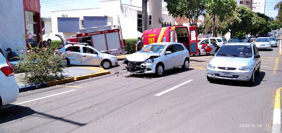 Batida envolveu dois carros em cruzamento no Centro de Presidente Prudente — Foto: Polícia Militar