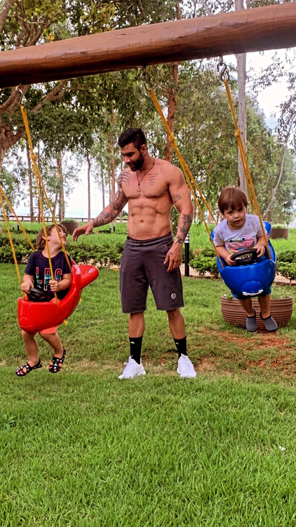 Gusttavo Lima e os filhos (Foto: Reprodução/Instagram)