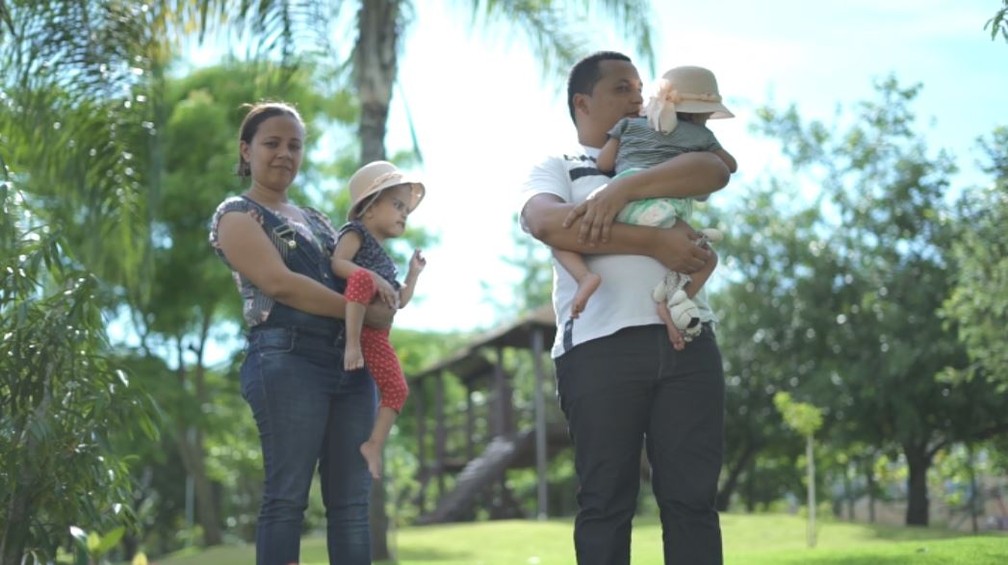 Pais carregam as filhas gêmeas, separadas após série de cirurgias no HC em Ribeirão Preto (SP) — Foto: Alexandre Sá/ EPTV 