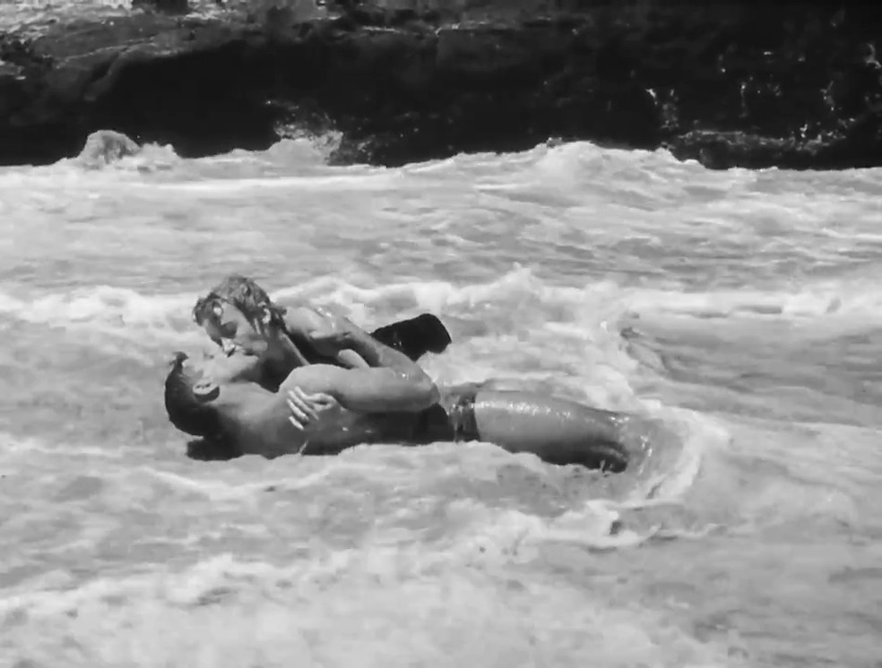 Cena cl&aacute;ssica do filme 'A Um Passo da Eternidade' mostra casal interpretado por Burt Lancaster e Deborah Kerr se beijando no mar. &mdash; Foto: Dom&iacute;nio P&uacute;blico/Wikimedia