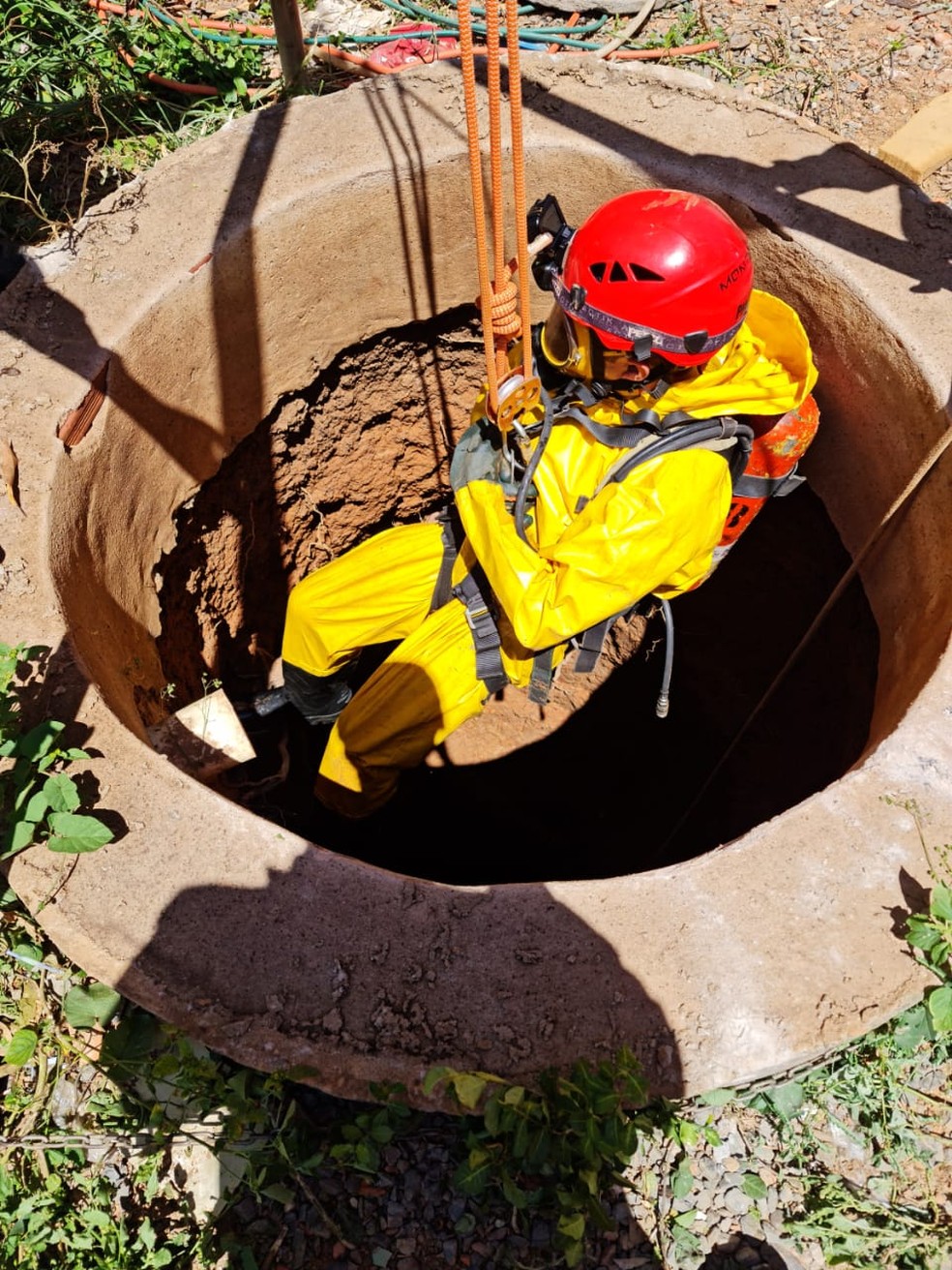 Bombeiros fazendo resgate de corpo em uma cisterna, em Montes Claros — Foto: Corpo de Bombeiros/Divulgação