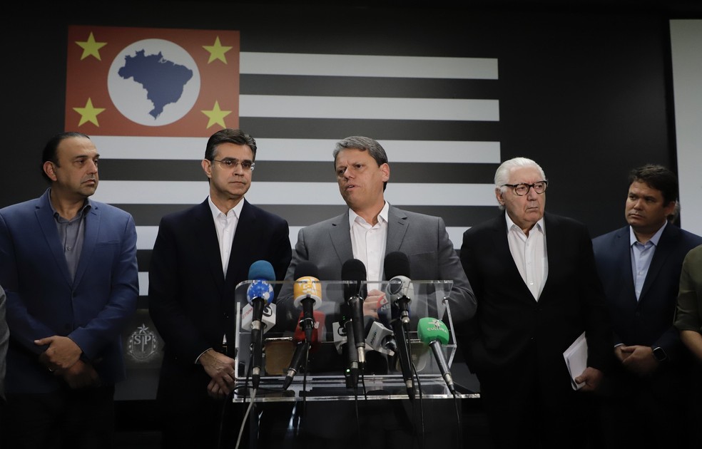 O governador de SP, Rodrigo Garcia, e o governador eleito, Tarcísio de Freitas, durante coletiva sobre a primeira reunião de transição no Palácio dos Bandeirantes. — Foto: Divulgação/GESP