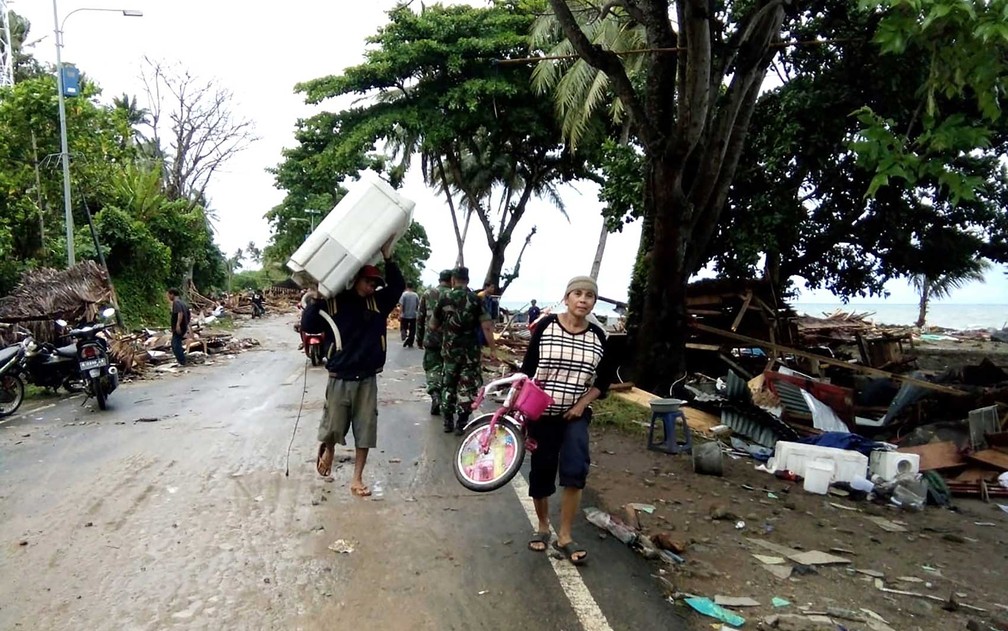 Moradores deixam área afetada por ondas gigantes — Foto: AFP Photo