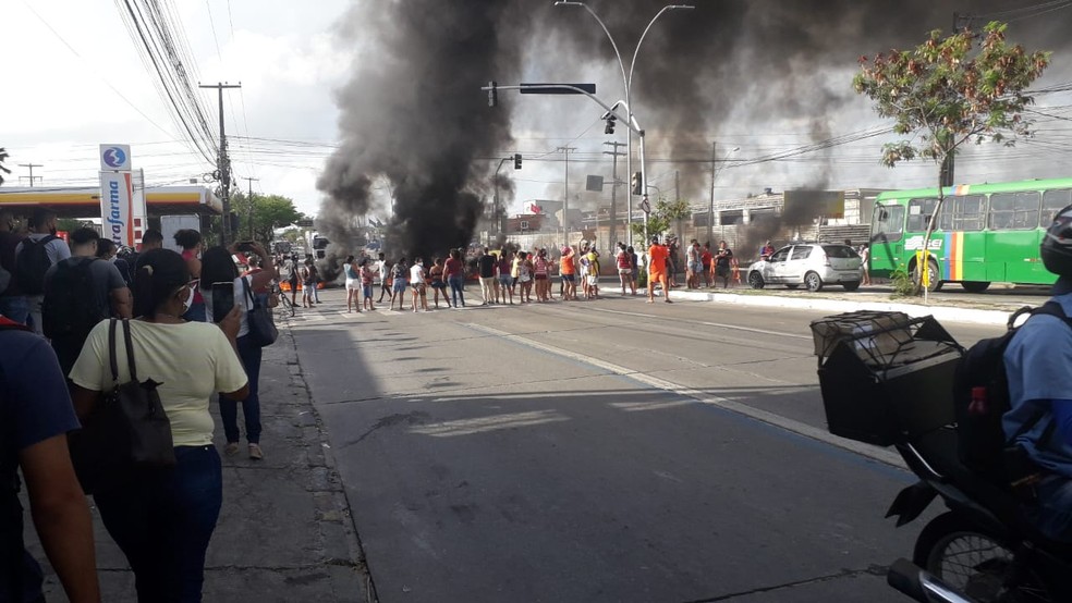 Protesto Por Moradia Bloqueia Avenida Recife E Complica Transito Pernambuco G1
