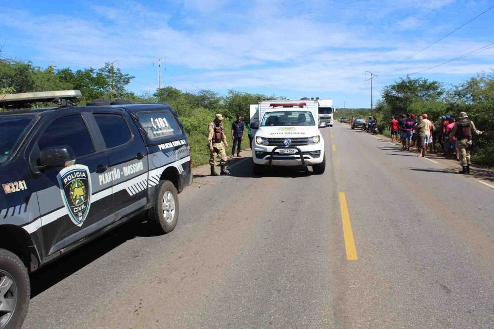 Adolescente foi encontrada nas margens da RN-015, em MossorÃ³ (Foto: Marcelino Neto)