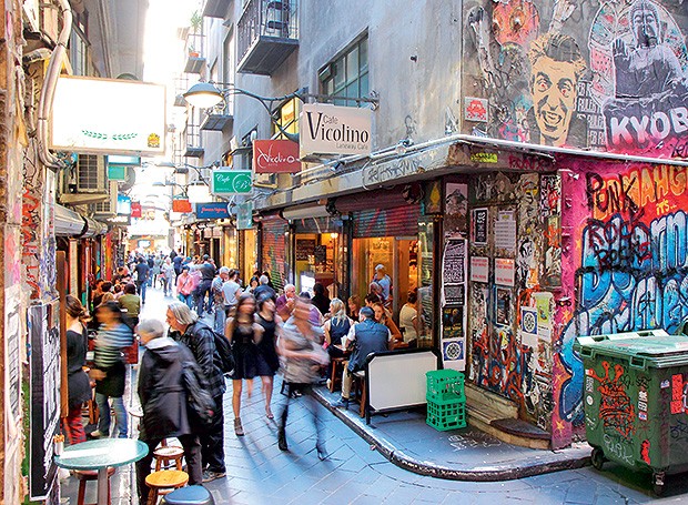 Lojinhas e bares em um dos becos grafitados, no centro de Melbourne: paisagem urbana cheia de agito (Foto: Shutterstock)